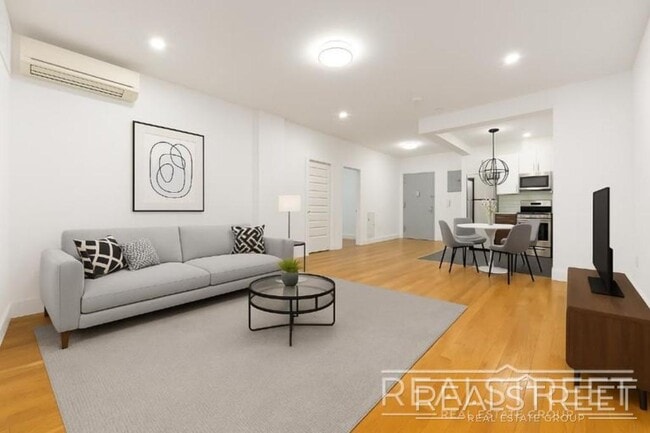 LUXURY Giant 1 BED LOFT in Queens! in Queens, NY - Building Photo - Building Photo