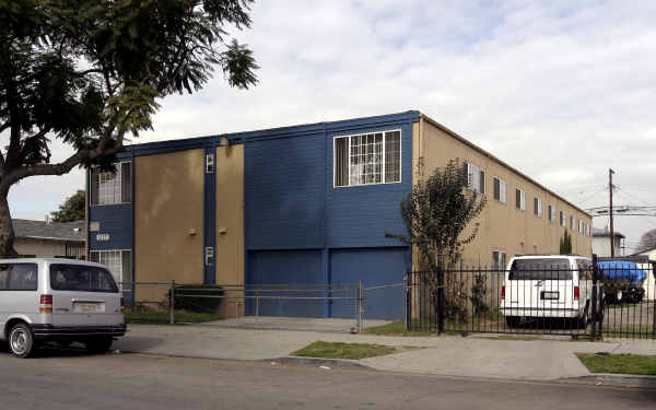 1537 W Summit St in Long Beach, CA - Foto de edificio