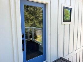 906 Mustang Ct, Unit A in Petaluma, CA - Building Photo - Building Photo