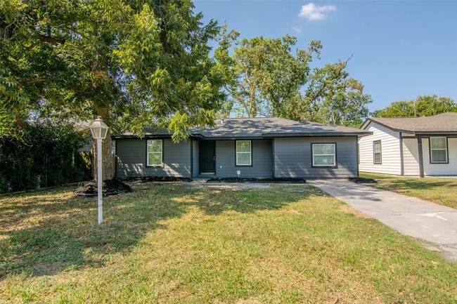 9210 St Lo Rd in Houston, TX - Building Photo - Building Photo