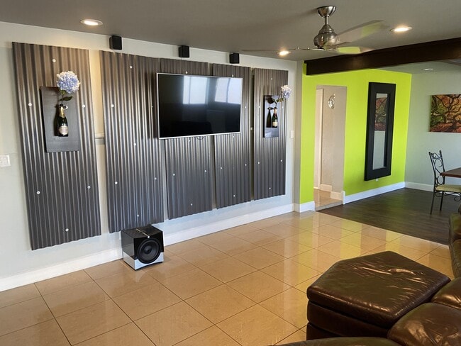 property at 6613 E Belleview St