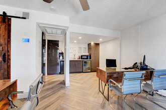 Luna Apartments in Las Vegas, NV - Building Photo - Building Photo