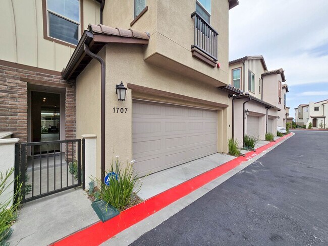 property at 1707 Silverberry Wy