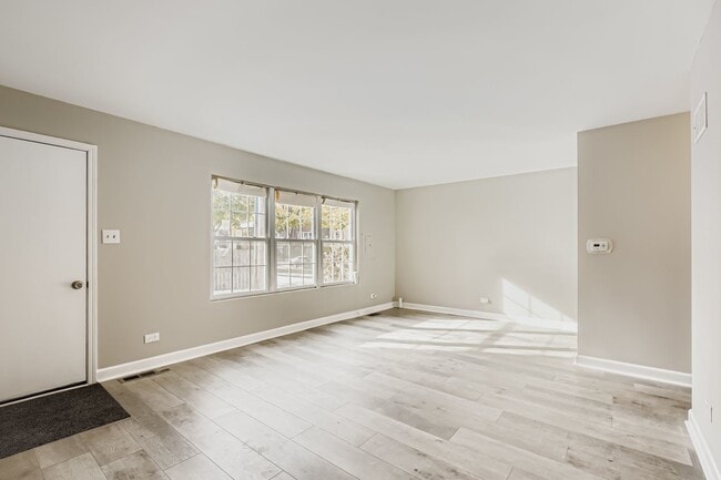 8001 S Essex Ave in Chicago, IL - Building Photo - Building Photo