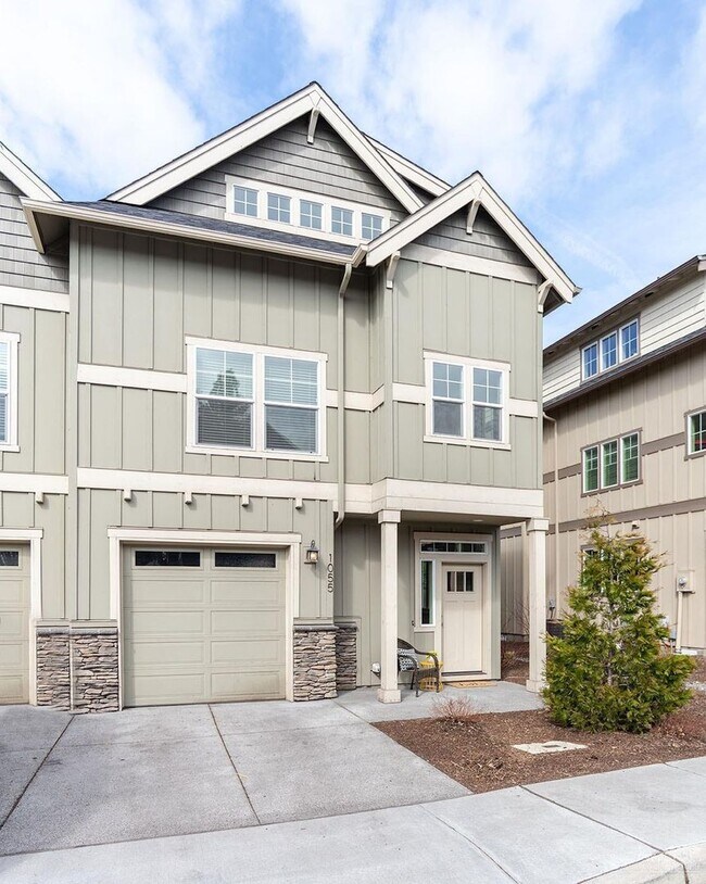 1068 SE Leonel Ln in Bend, OR - Building Photo - Building Photo