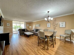7340 Lake Cir Dr in Margate, FL - Building Photo - Building Photo