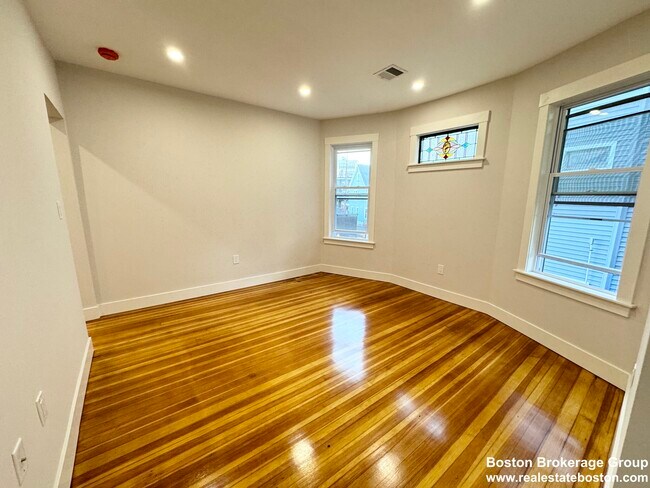 147 E Cottage St, Unit #1 in Boston, MA - Building Photo - Building Photo