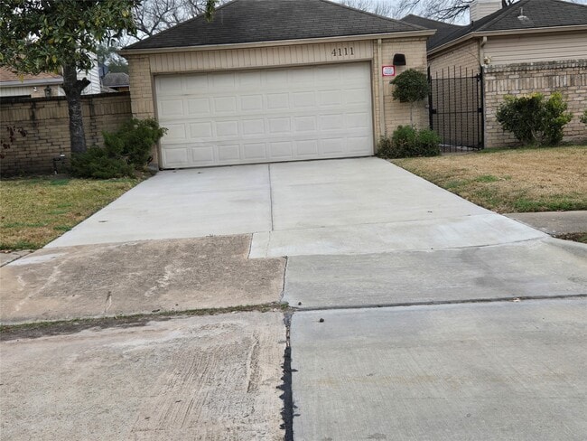 property at 4111 Knoll Glen Dr