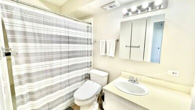 818 S King St in Honolulu, HI - Building Photo - Building Photo