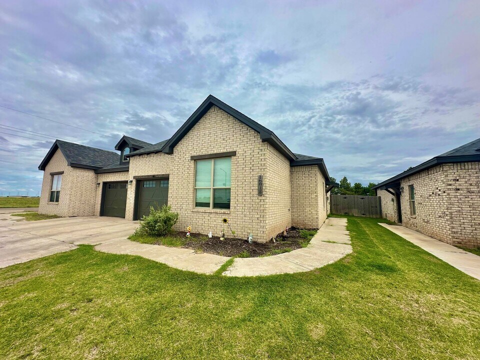 1601 102nd St in Lubbock, TX - Building Photo