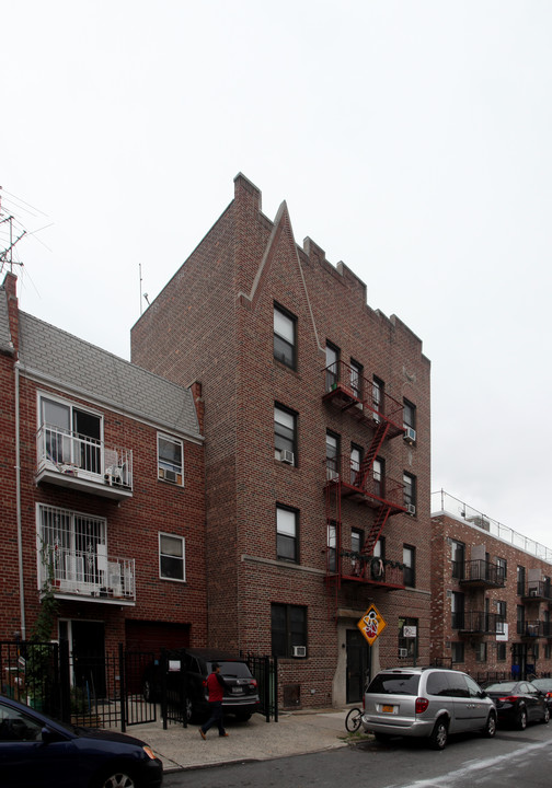 39-12 62nd St in Woodside, NY - Foto de edificio