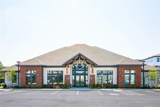 900 Elm Grove Ave in Gainesville, GA - Foto de edificio - Building Photo