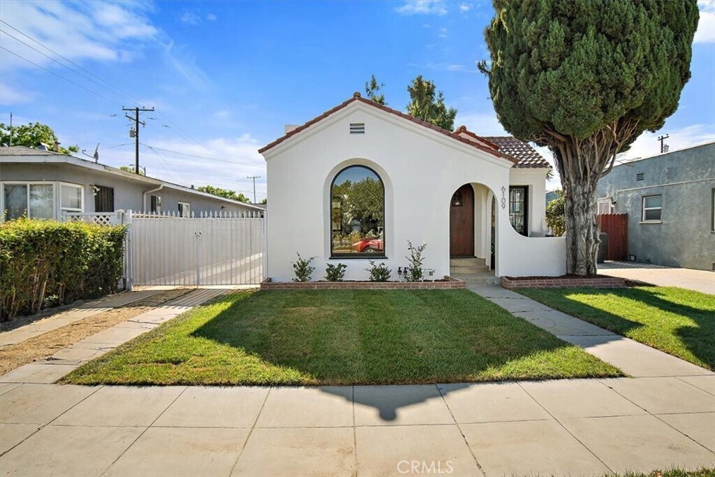 6109 Falcon Ave in Long Beach, CA - Building Photo