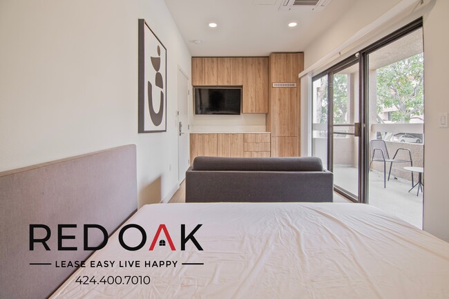 7810 Topanga Canyon Blvd in Canoga Park, CA - Building Photo - Building Photo
