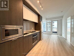 395 Square One Dr in Mississauga, ON - Building Photo - Building Photo