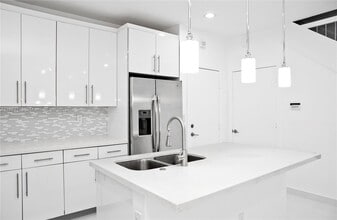 2610 NE 213th St in Miami, FL - Foto de edificio - Building Photo