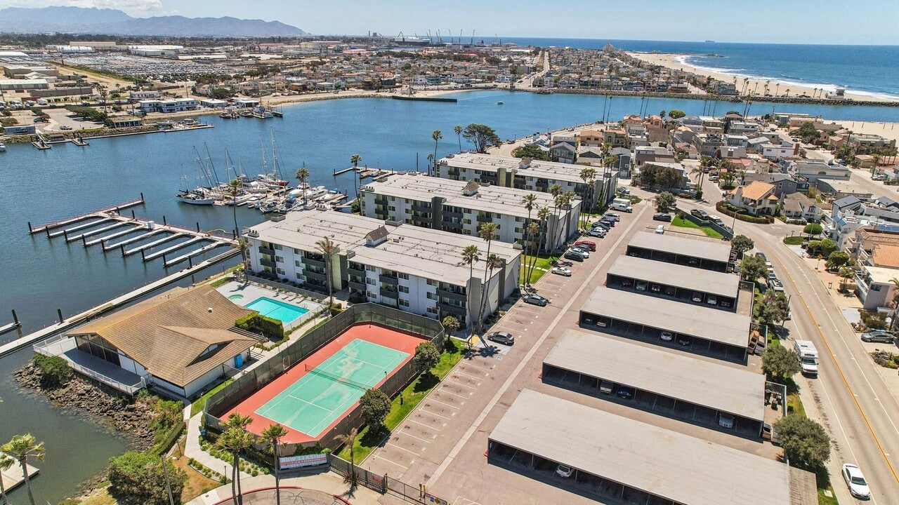 4200 S Harbor Blvd in Oxnard, CA - Building Photo