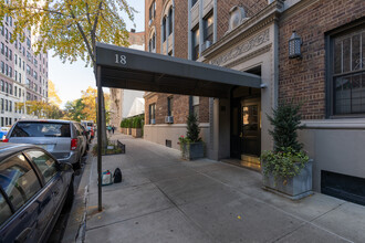 18 W 70th St in New York, NY - Building Photo - Building Photo