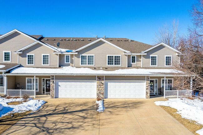 Foxfire Townhomes in Urbandale, IA - Building Photo - Building Photo