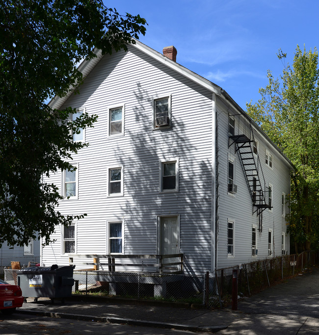 101-103 Garfield St in Central Falls, RI - Foto de edificio - Building Photo