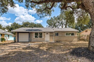 200 Pine St in Prairie View, TX - Building Photo