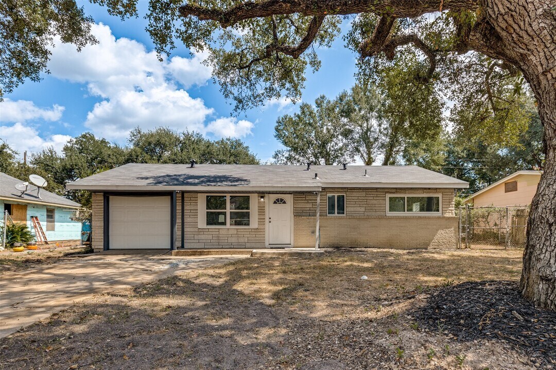 200 Pine St in Prairie View, TX - Building Photo