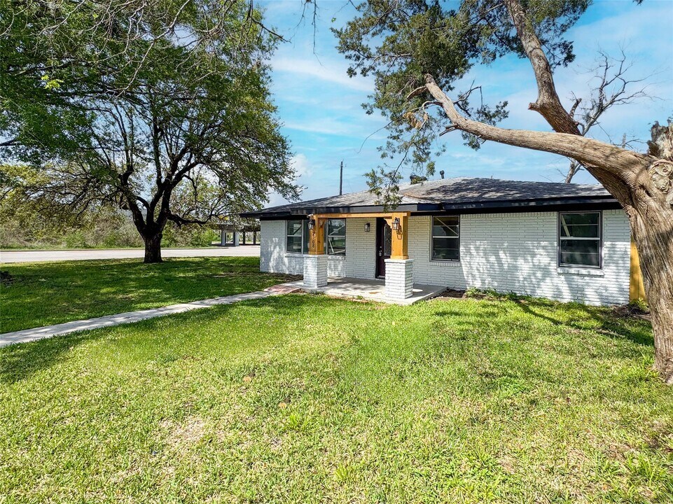 2108 Ontario Ave in Baytown, TX - Building Photo