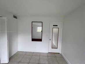 5717 Hayes St in Hollywood, FL - Building Photo - Building Photo