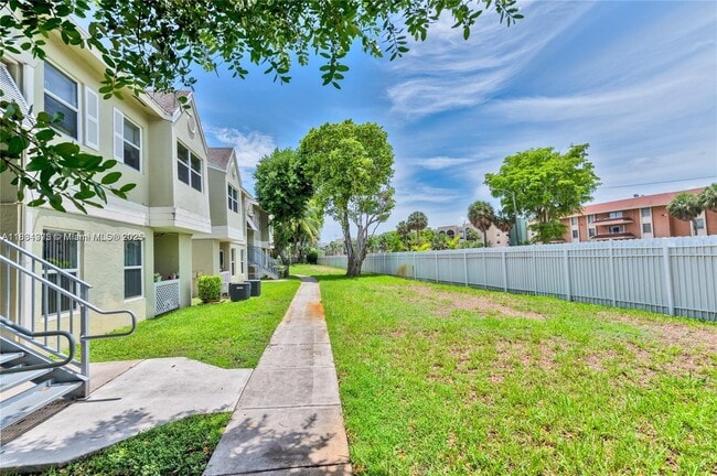 17520 NW 67th Pl in Hialeah, FL - Building Photo - Building Photo