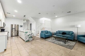 1718 W Colter St, Unit 115 in Phoenix, AZ - Foto de edificio - Building Photo