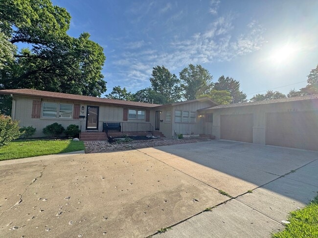 2742 S Stewart Ave in Springfield, MO - Foto de edificio - Building Photo