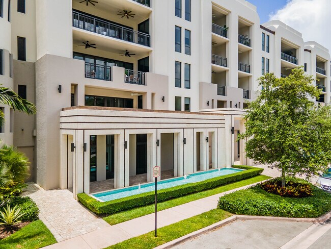 718-722 Valencia Ave in Coral Gables, FL - Foto de edificio - Building Photo