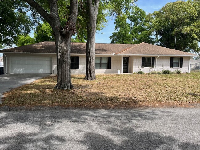 property at 1102 Shadowbrook Dr N