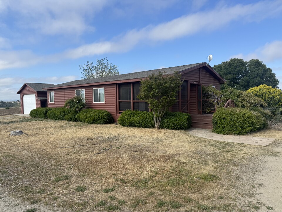 6242 Von Dollen Rd in San Miguel, CA - Building Photo