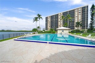 17 Bluebill Ave in Naples, FL - Building Photo