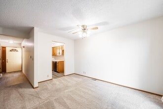 8532 Oakwood Dr in Urbandale, IA - Building Photo - Building Photo