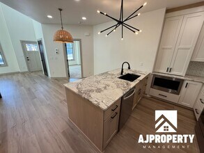 8609 W Shoreline Pl in Sioux Falls, SD - Building Photo - Building Photo