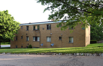 Brittain Woods in Akron, OH - Foto de edificio - Building Photo