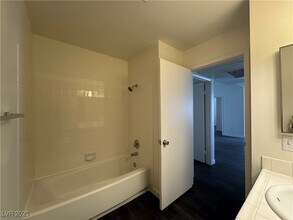 7100 W Pirates Cove Rd in Las Vegas, NV - Foto de edificio - Building Photo