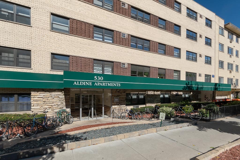 533 W Aldine Ave in Chicago, IL - Building Photo