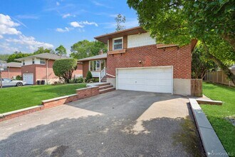 72 Winthrop Rd in Plainview, NY - Building Photo - Building Photo