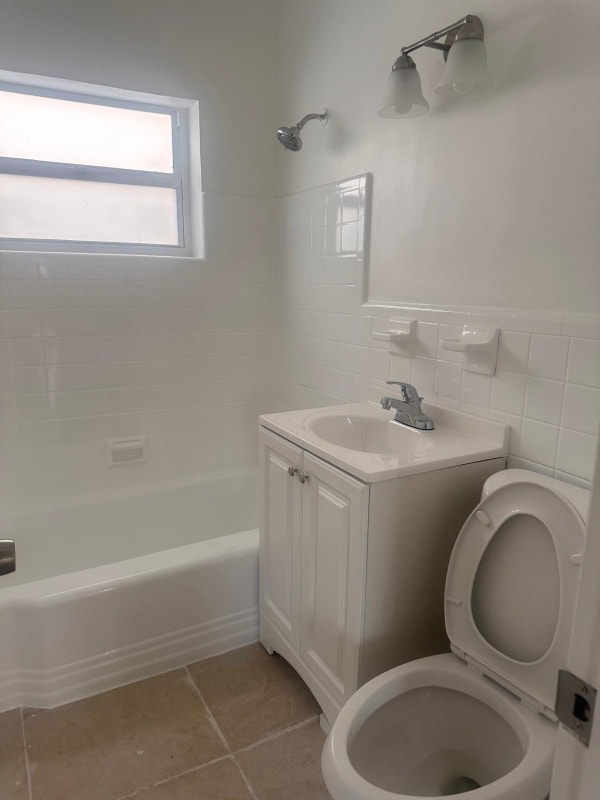 3248 NW 102nd St in Miami, FL - Foto de edificio - Building Photo