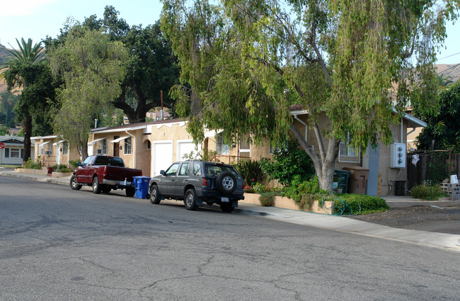 718 Saratoga St in Fillmore, CA - Foto de edificio - Building Photo