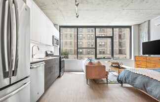 4550 N Sheridan Rd, Unit 413 in Chicago, IL - Building Photo