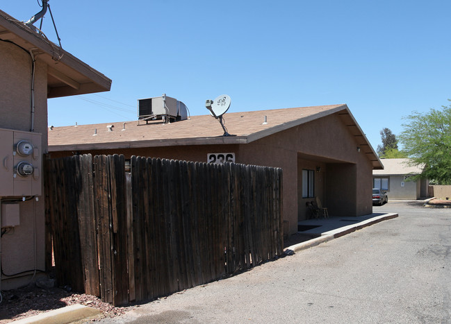 236 W Roger Rd in Tucson, AZ - Foto de edificio - Building Photo