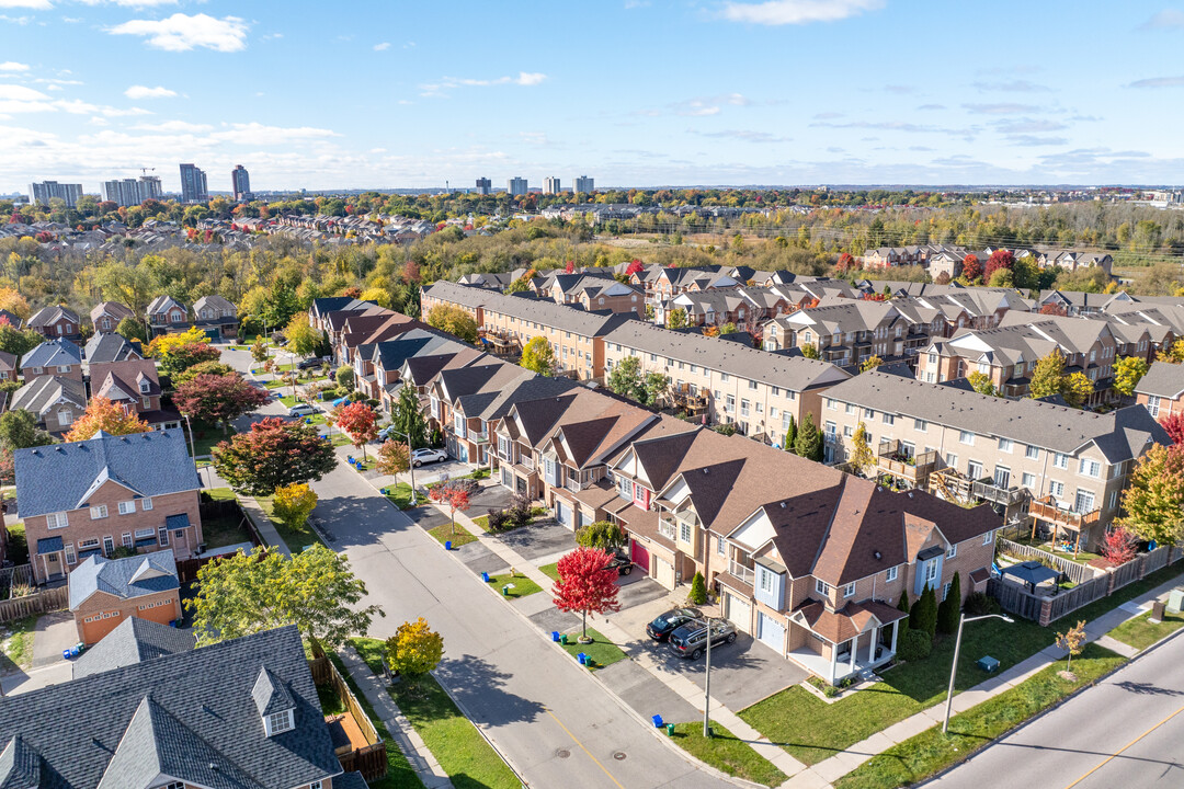 22 Marjoram Dr in Ajax, ON - Building Photo