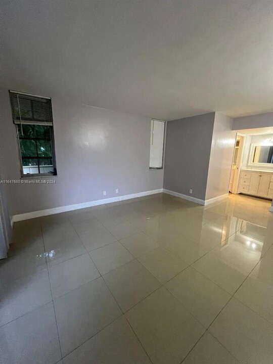 3611 Oaks Clubhouse Dr in Pompano Beach, FL - Building Photo