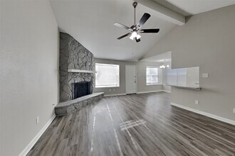 10723 Forest Leaf Dr in Sugar Land, TX - Building Photo - Building Photo
