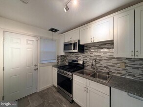 1262 Halstead Rd in Parkville, MD - Foto de edificio - Building Photo