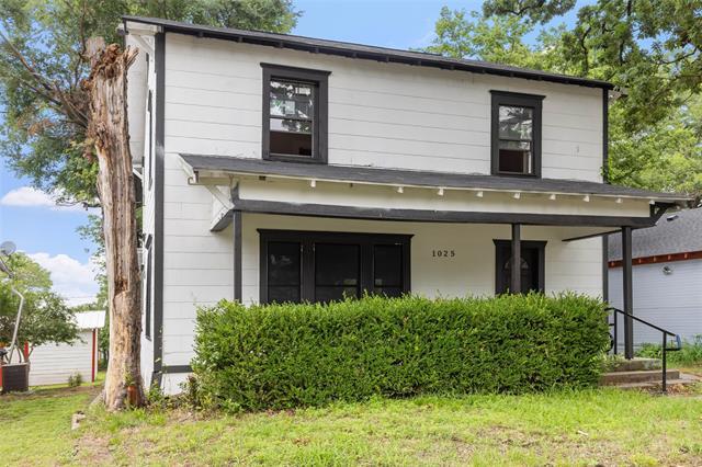 1025 W Walker St in Denison, TX - Building Photo